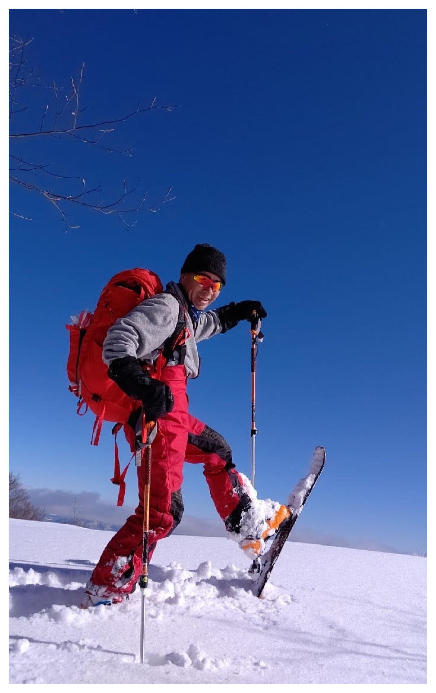 雪山を登山する様子