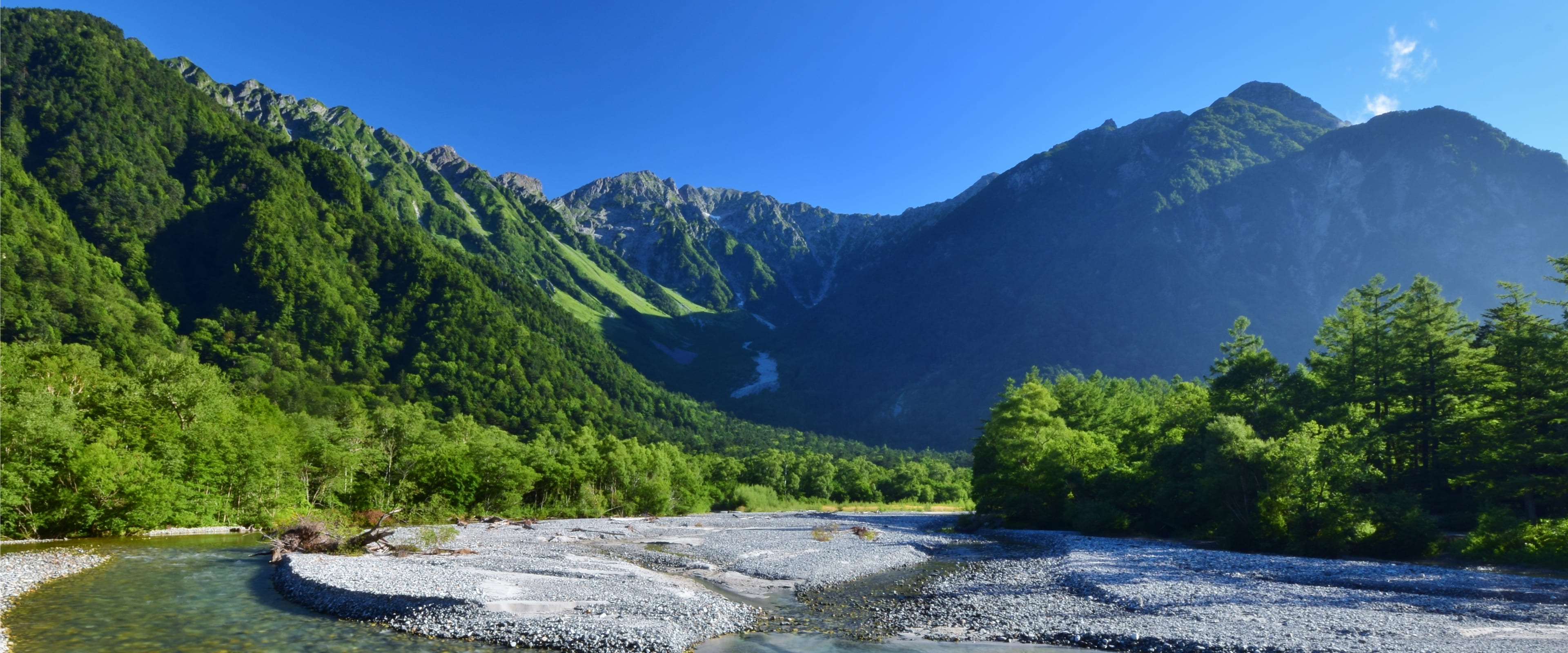 山と河原の景色